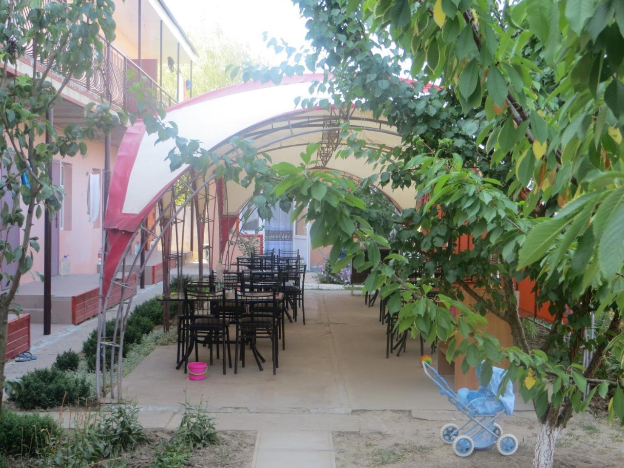 Monte Karlo Hotel Zaliznyi Port Exterior foto